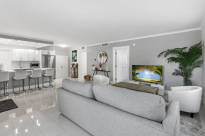 Expansive wiith pool access, 10 mins from Pompano Beach